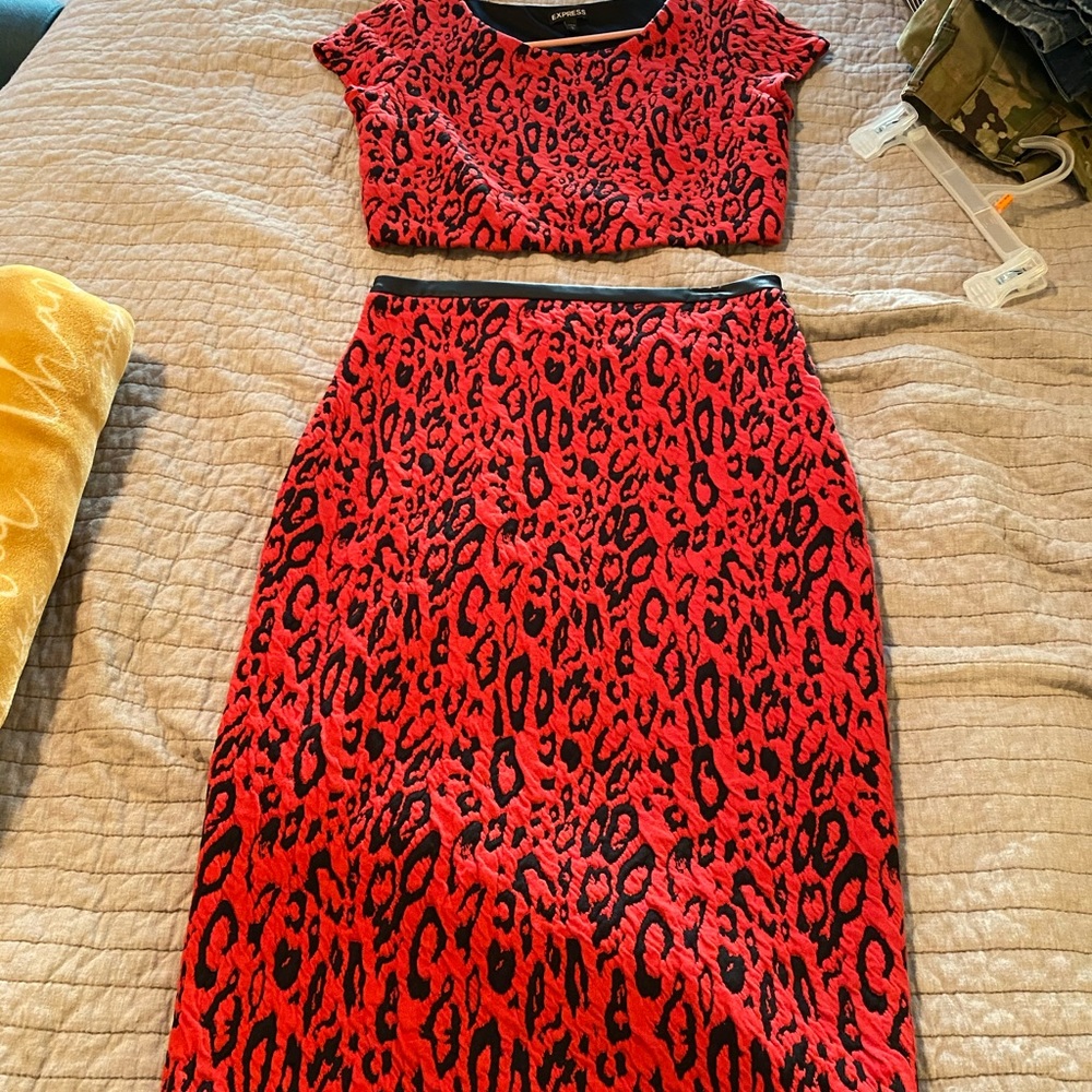 Crop top and pencil skirt - Picture 3 of 3